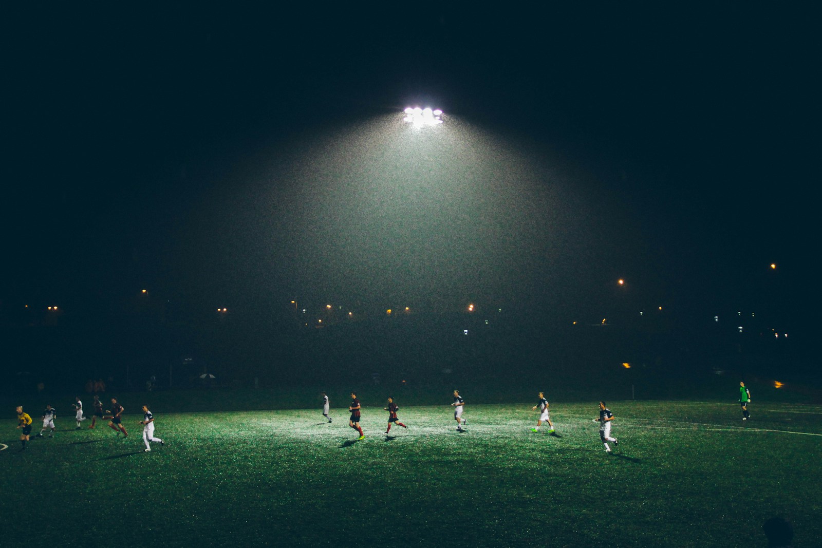 Players contesting a ball on grass: pitch presentation is the trailer flex, edition FAQ is the shopping math